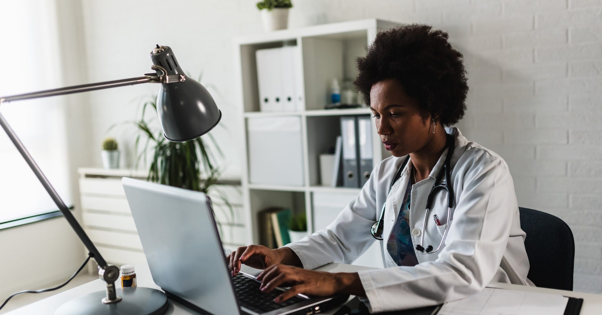 Médica profissional com estetoscópio em atendimento de telemedicina